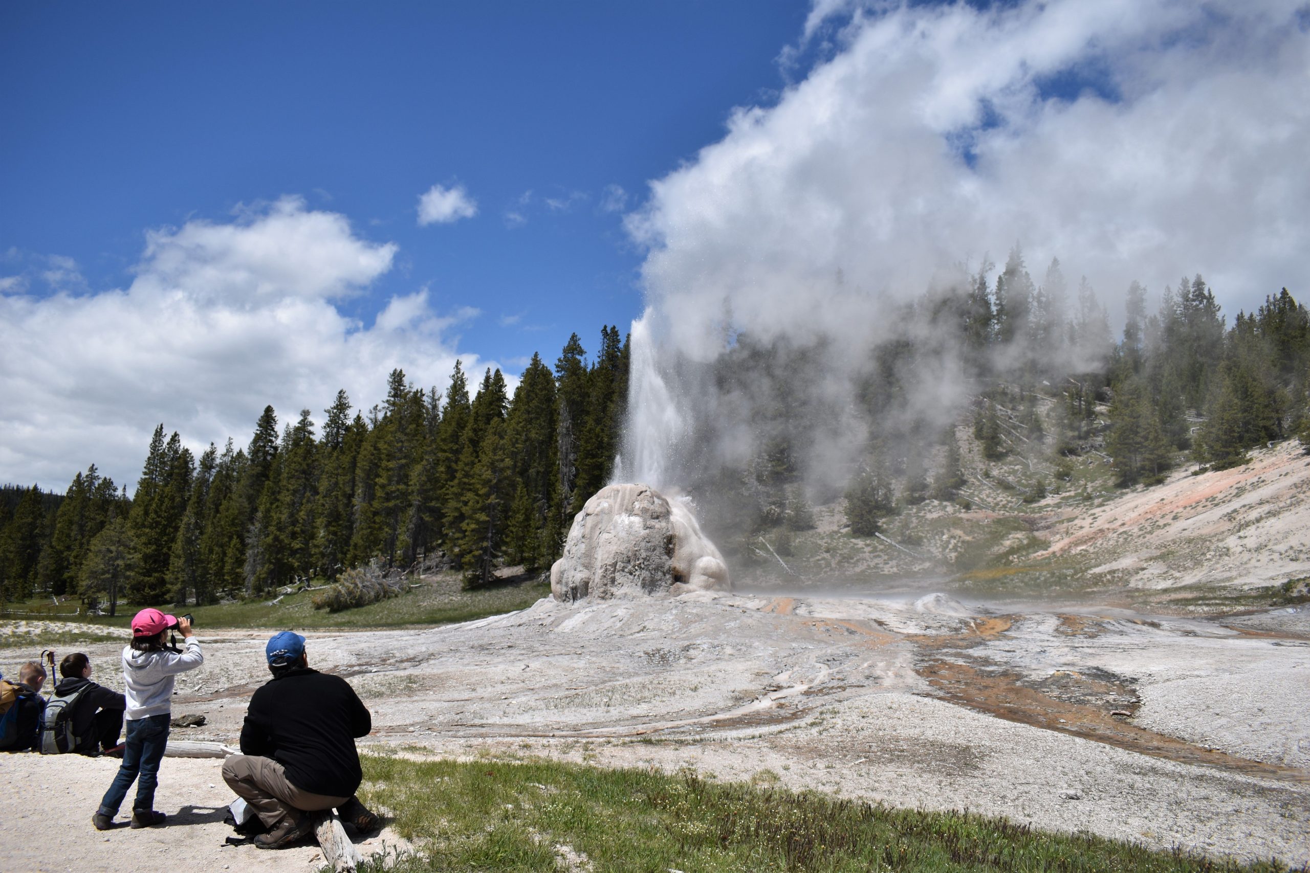 Yellowstone Milli Parkı, kullanıcılar eski sadık yakınındaki bir gencin yanık kazasını kimin suçlayacağını tartıştıktan sonra yorumları kaldırır ve kapatır