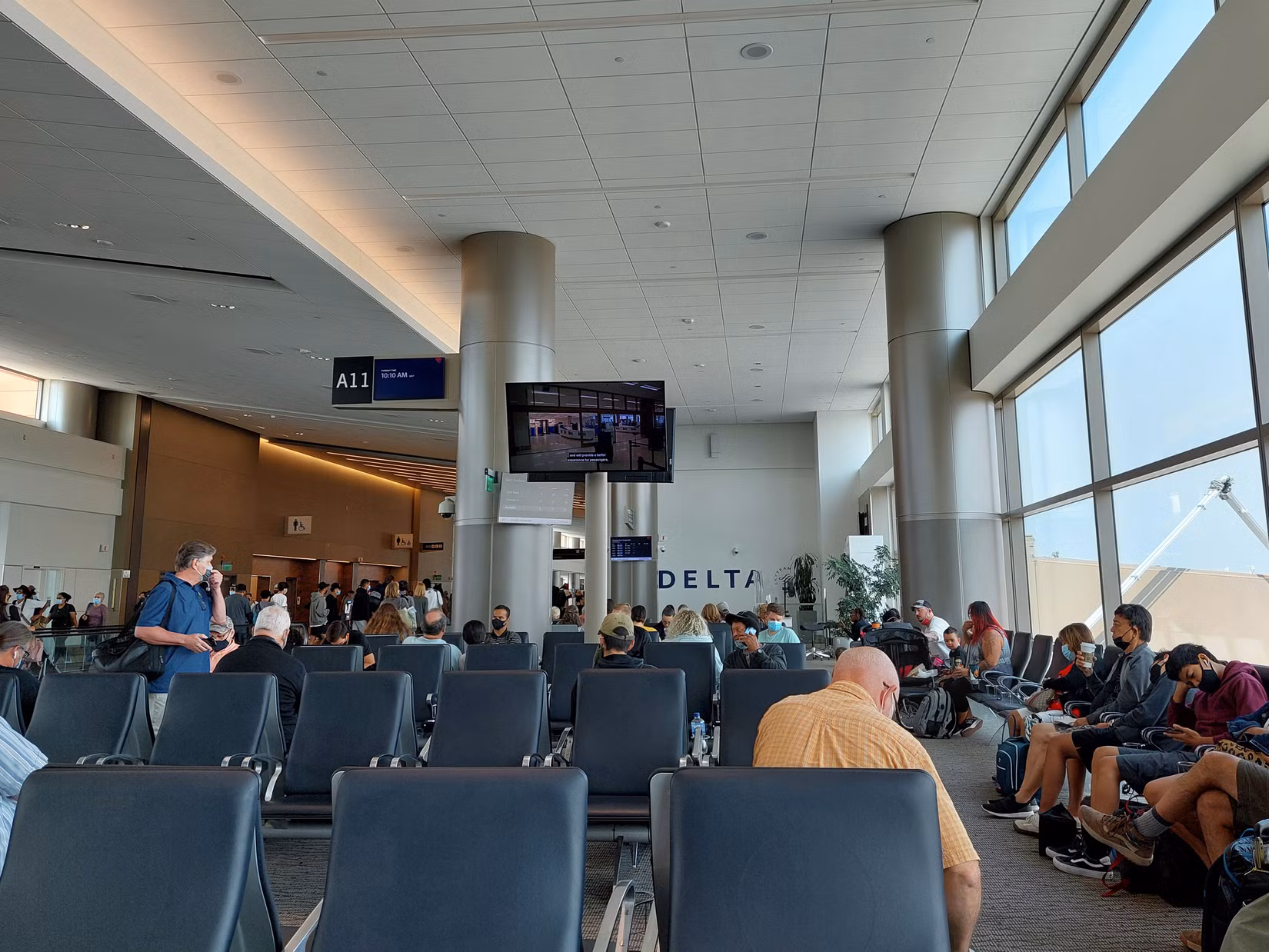 Delta Air Lines'ın DL3570 sefer sayılı uçuşu itfaiye araçlarıyla karşılanırken, taşıyıcıda tam bir yer durdurma da sağlandı
