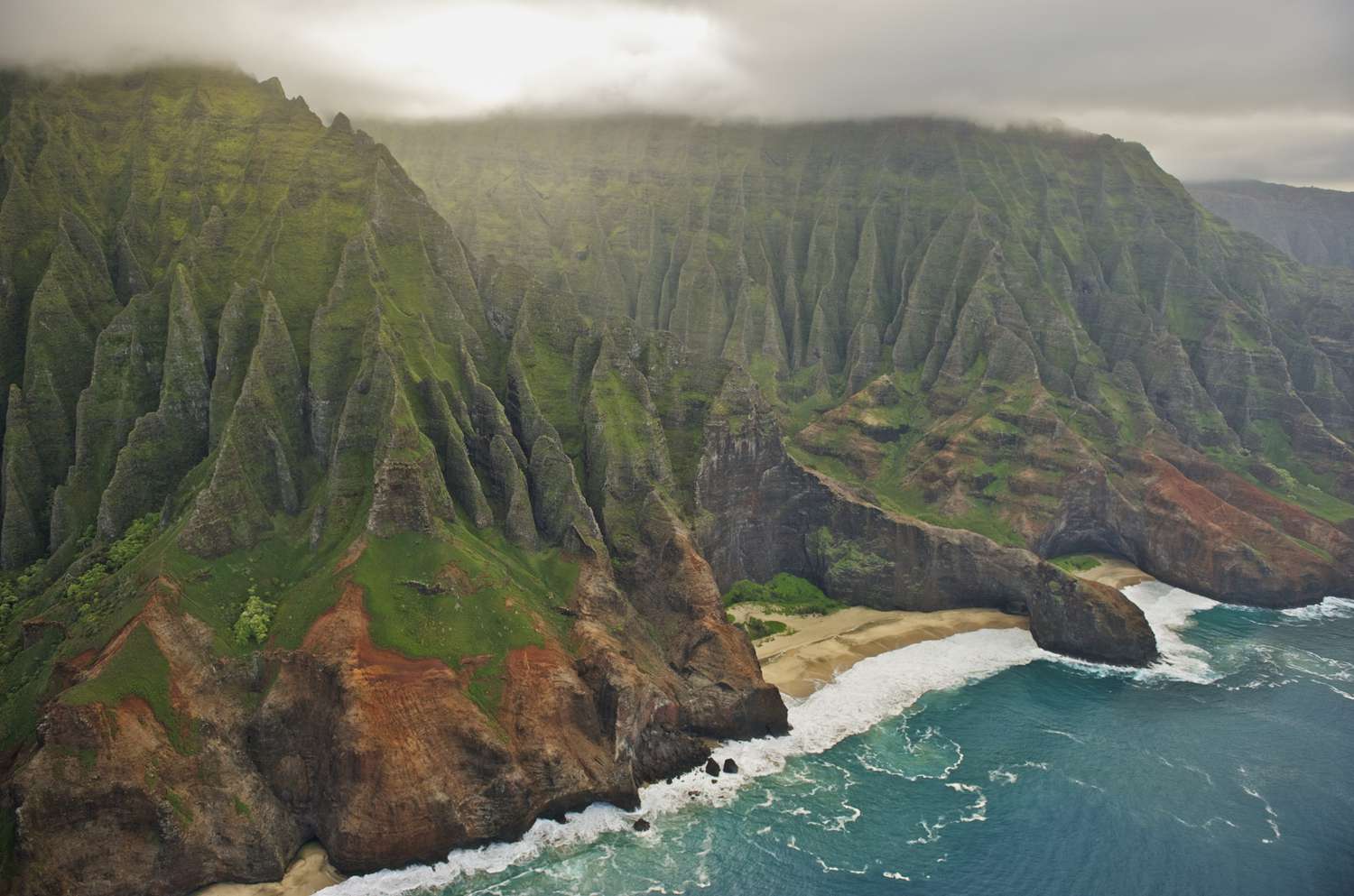 Hawaii Valisi turistlerden yükselen Covid-19 davalarında evde kalmasını ister