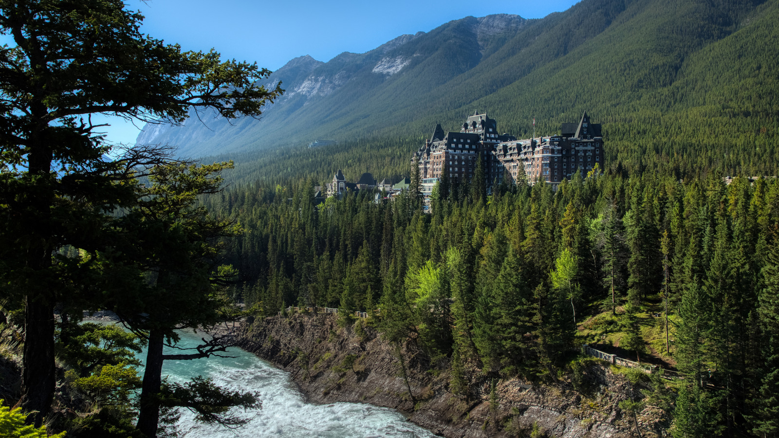 Banff Ulusal Parkı'nın 'Rocky Dağları'ndaki Kalesi' İnanılmaz Manzaralara Sahip Romantik Bir Otel