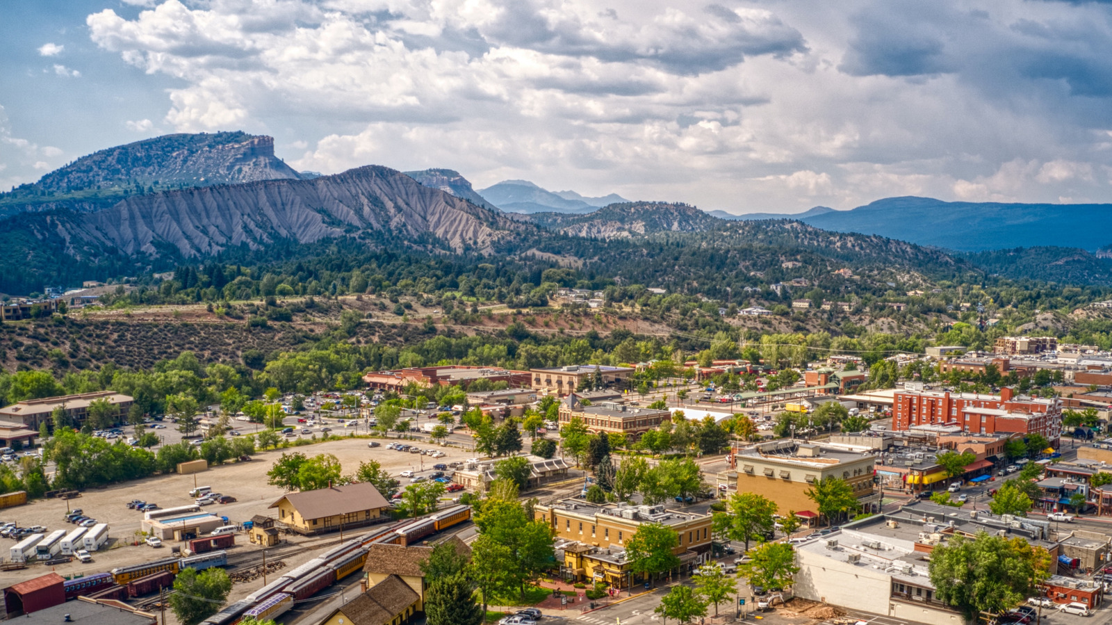Colorado'nun Rocky Dağları'ndaki Çarpıcı Şehri Manzaralı Açık Hava Eğlencesiyle Dolu