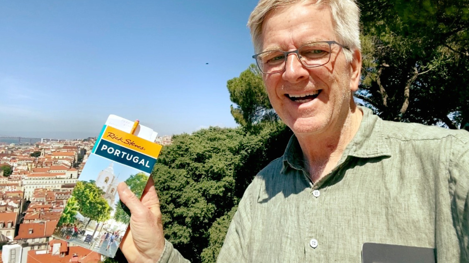 Rick Steves, Bu Ürünün Avrupa'da Araç Kiralarken Ücretsiz Park Yeri Sağlayabileceğini Söyledi