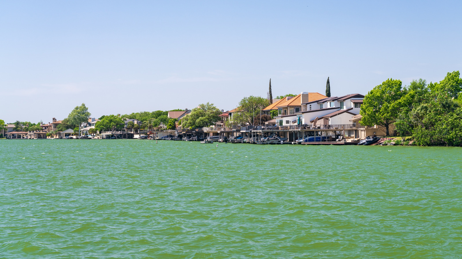Texas Hill Country'nin En İyi Göl Kasabası Büyük Bir Tatil Yeri, Golf ve Suda Eğlence Sunuyor
