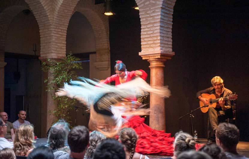 Seville'de otantik bir flamenko şovu yaşayın